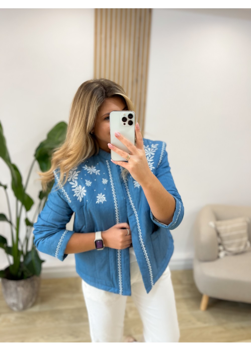 Kurtka z białym haftem