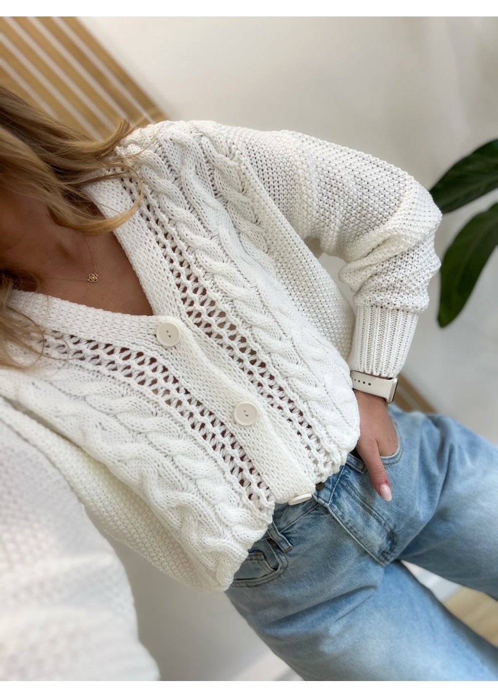 Sweter z guzikami biały