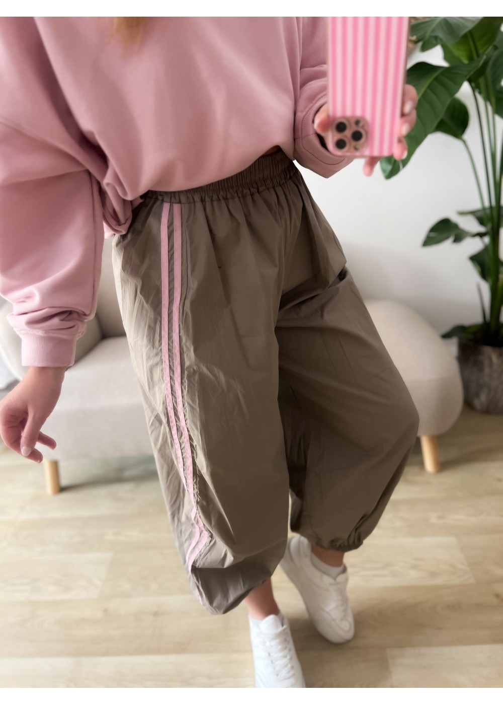 Spodnie joggery beżowe